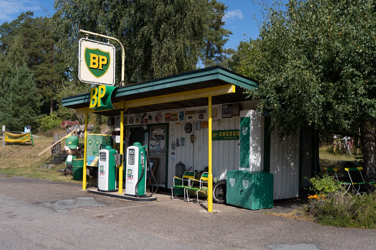 Den gamla BP-nostalgimacken i Björkfors med pumpar och emaljskyltar