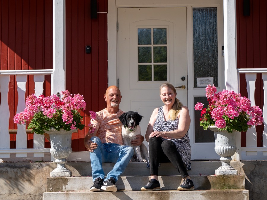 Värdparet på Björkfors Outdoor Adventures med sin hund på verandan