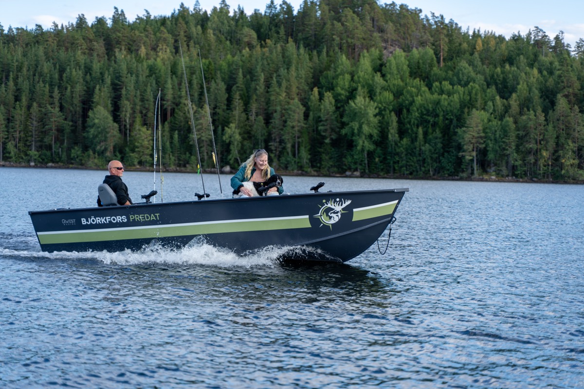 Två gäster ombord på Björkfors Predator på väg till fiskeplatsen