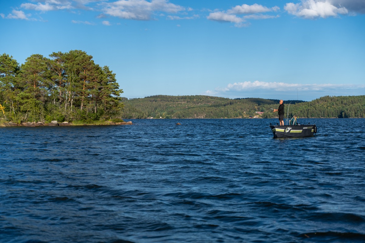 Sportfiskare kastar från båten